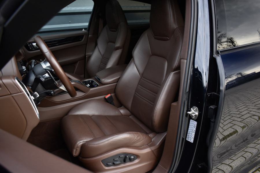 Porsche Cayenne Coupé 3.0 E-Hybrid 462pk Platinum Edition SportDesign | Pano | ACC | Trekhaak | 22'' Wielen | Bose | Achterasbesturing | Stoelventilatie | Sportuitlaat |