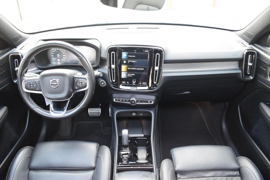 Volvo XC40 T5 262PK Automaat Recharge R-Design / Adaptive cruise control / Leren bekleding / Elektrische stoelen met geheugen / Elektrisch glazen schuif-kanteldak / Harman Kardon / Stoel- en stuurverwarming / Elektrische achterklep / Trekhaak / 21" velgen / Achteruitrijcamera