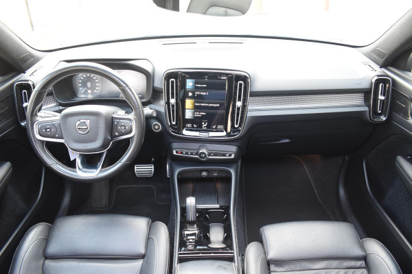 Volvo XC40 T5 262PK Automaat Recharge R-Design / Adaptive cruise control / Leren bekleding / Elektrische stoelen met geheugen / Elektrisch glazen schuif-kanteldak / Harman Kardon / Stoel- en stuurverwarming / Elektrische achterklep / Trekhaak / 21" velgen / Achteruitrijcamera