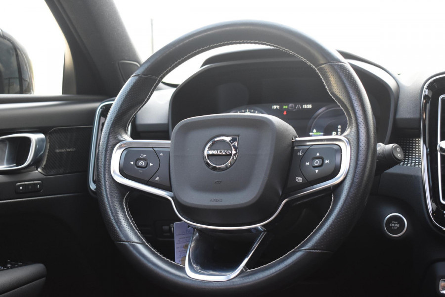 Volvo XC40 T5 262PK Automaat Recharge R-Design / Adaptive cruise control / Leren bekleding / Elektrische stoelen met geheugen / Elektrisch glazen schuif-kanteldak / Harman Kardon / Stoel- en stuurverwarming / Elektrische achterklep / Trekhaak / 21" velgen / Achteruitrijcamera