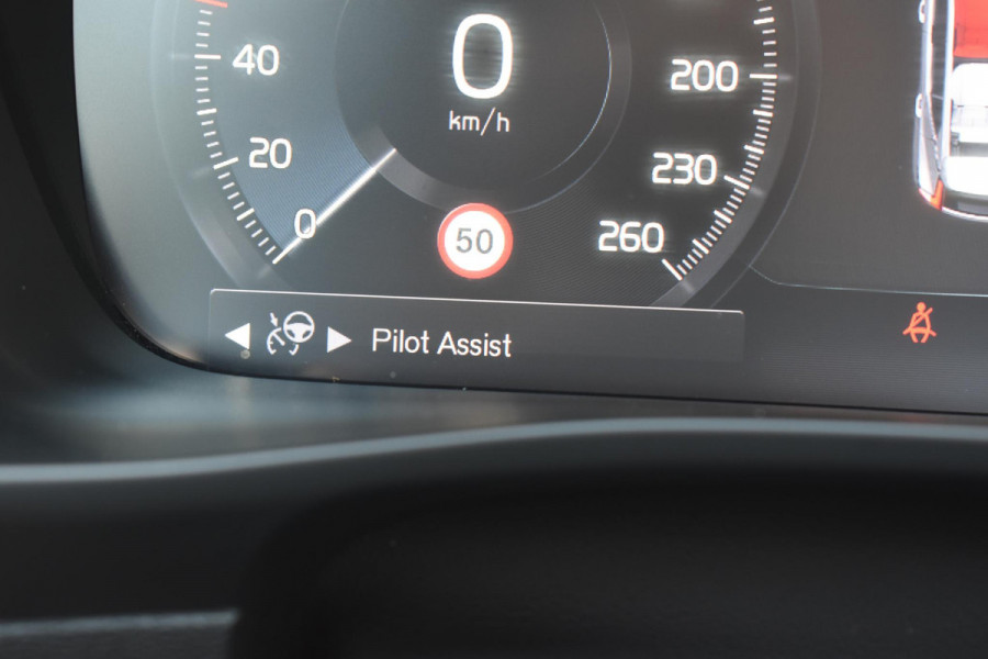 Volvo XC40 T5 262PK Automaat Recharge R-Design / Adaptive cruise control / Leren bekleding / Elektrische stoelen met geheugen / Elektrisch glazen schuif-kanteldak / Harman Kardon / Stoel- en stuurverwarming / Elektrische achterklep / Trekhaak / 21" velgen / Achteruitrijcamera