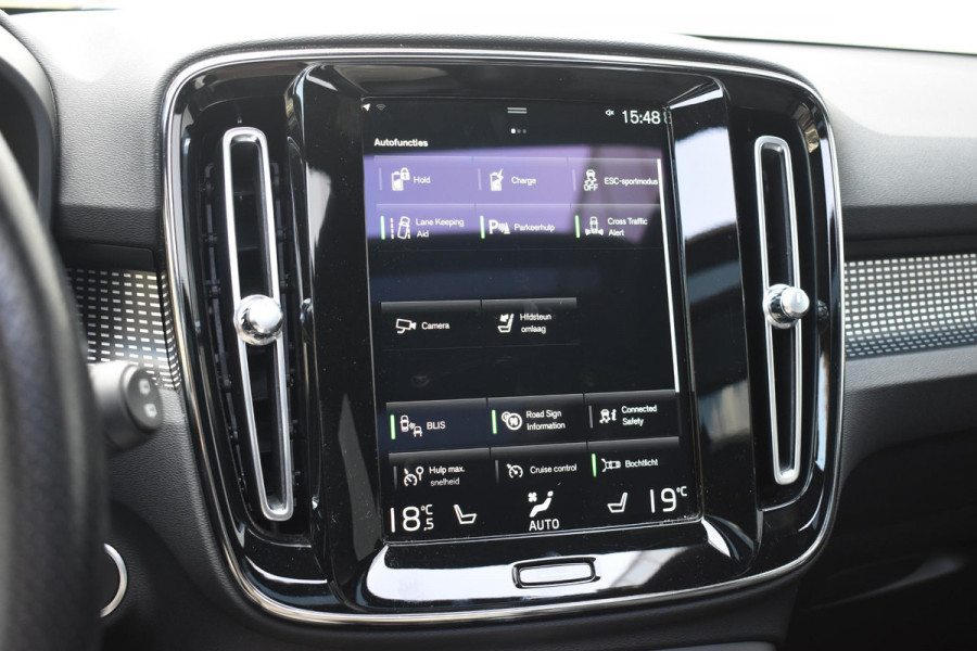 Volvo XC40 T5 262PK Automaat Recharge R-Design / Adaptive cruise control / Leren bekleding / Elektrische stoelen met geheugen / Elektrisch glazen schuif-kanteldak / Harman Kardon / Stoel- en stuurverwarming / Elektrische achterklep / Trekhaak / 21" velgen / Achteruitrijcamera