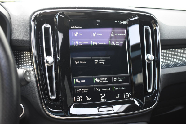 Volvo XC40 T5 262PK Automaat Recharge R-Design / Adaptive cruise control / Leren bekleding / Elektrische stoelen met geheugen / Elektrisch glazen schuif-kanteldak / Harman Kardon / Stoel- en stuurverwarming / Elektrische achterklep / Trekhaak / 21" velgen / Achteruitrijcamera