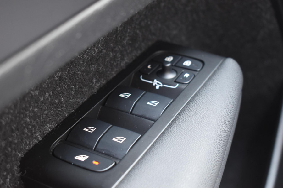 Volvo XC40 T5 262PK Automaat Recharge R-Design / Adaptive cruise control / Leren bekleding / Elektrische stoelen met geheugen / Elektrisch glazen schuif-kanteldak / Harman Kardon / Stoel- en stuurverwarming / Elektrische achterklep / Trekhaak / 21" velgen / Achteruitrijcamera