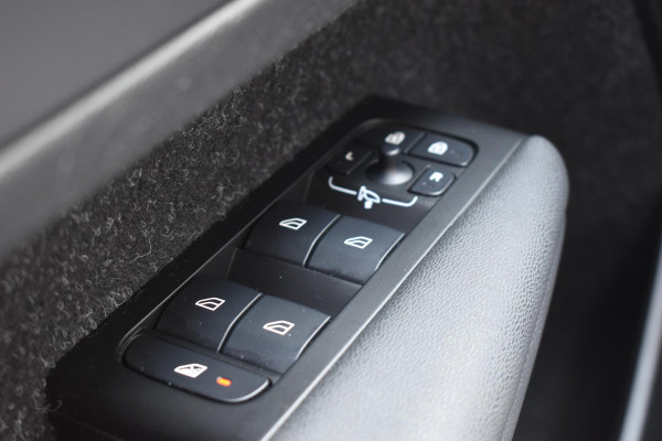Volvo XC40 T5 262PK Automaat Recharge R-Design / Adaptive cruise control / Leren bekleding / Elektrische stoelen met geheugen / Elektrisch glazen schuif-kanteldak / Harman Kardon / Stoel- en stuurverwarming / Elektrische achterklep / Trekhaak / 21" velgen / Achteruitrijcamera