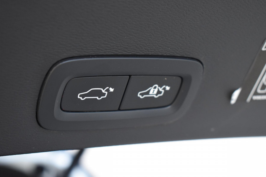 Volvo XC40 T5 262PK Automaat Recharge R-Design / Adaptive cruise control / Leren bekleding / Elektrische stoelen met geheugen / Elektrisch glazen schuif-kanteldak / Harman Kardon / Stoel- en stuurverwarming / Elektrische achterklep / Trekhaak / 21" velgen / Achteruitrijcamera