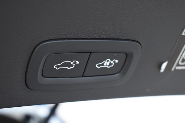 Volvo XC40 T5 262PK Automaat Recharge R-Design / Adaptive cruise control / Leren bekleding / Elektrische stoelen met geheugen / Elektrisch glazen schuif-kanteldak / Harman Kardon / Stoel- en stuurverwarming / Elektrische achterklep / Trekhaak / 21" velgen / Achteruitrijcamera