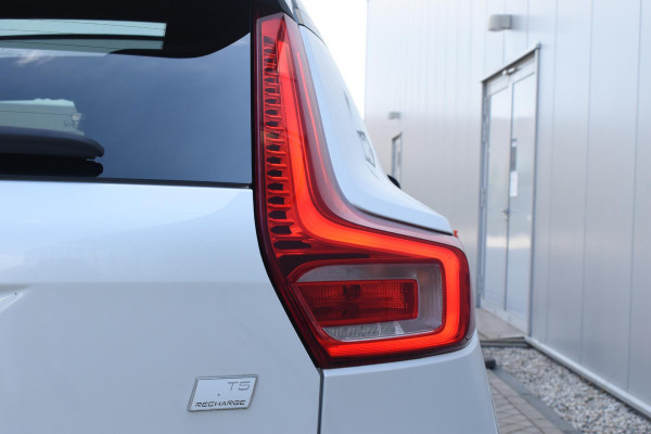 Volvo XC40 T5 262PK Automaat Recharge R-Design / Adaptive cruise control / Leren bekleding / Elektrische stoelen met geheugen / Elektrisch glazen schuif-kanteldak / Harman Kardon / Stoel- en stuurverwarming / Elektrische achterklep / Trekhaak / 21" velgen / Achteruitrijcamera