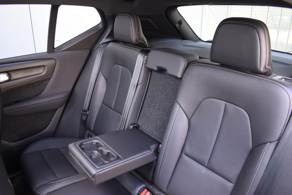 Volvo XC40 T5 262PK Automaat Recharge R-Design / Adaptive cruise control / Leren bekleding / Elektrische stoelen met geheugen / Elektrisch glazen schuif-kanteldak / Harman Kardon / Stoel- en stuurverwarming / Elektrische achterklep / Trekhaak / 21" velgen / Achteruitrijcamera