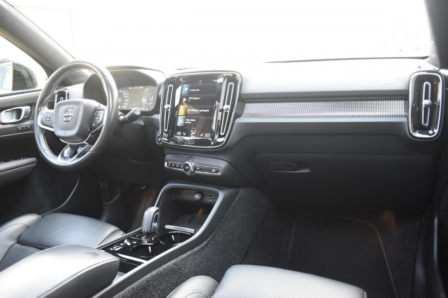 Volvo XC40 T5 262PK Automaat Recharge R-Design / Adaptive cruise control / Leren bekleding / Elektrische stoelen met geheugen / Elektrisch glazen schuif-kanteldak / Harman Kardon / Stoel- en stuurverwarming / Elektrische achterklep / Trekhaak / 21" velgen / Achteruitrijcamera