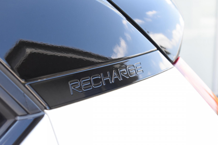 Volvo XC40 T5 262PK Automaat Recharge R-Design / Adaptive cruise control / Leren bekleding / Elektrische stoelen met geheugen / Elektrisch glazen schuif-kanteldak / Harman Kardon / Stoel- en stuurverwarming / Elektrische achterklep / Trekhaak / 21" velgen / Achteruitrijcamera