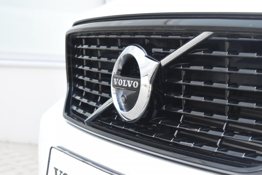Volvo XC40 T5 262PK Automaat Recharge R-Design / Adaptive cruise control / Leren bekleding / Elektrische stoelen met geheugen / Elektrisch glazen schuif-kanteldak / Harman Kardon / Stoel- en stuurverwarming / Elektrische achterklep / Trekhaak / 21" velgen / Achteruitrijcamera