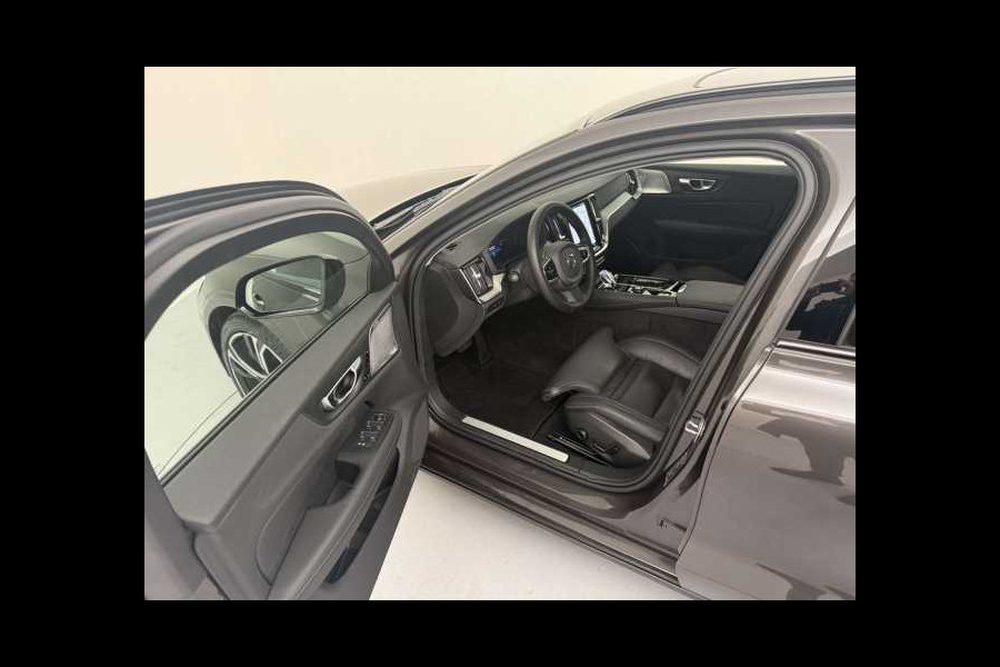 Volvo V60 2.0 T8 Plug-in hybrid AWD Ultra Dark ** FULL OPTIONS, PANO, ACC, MASSAGE, B&W ** 1e EIG - UNFALLFREI ** ** INFORMEER OOK NAAR ONZE AANTREKKELIJKE FINANCIAL-LEASE TARIEVEN **