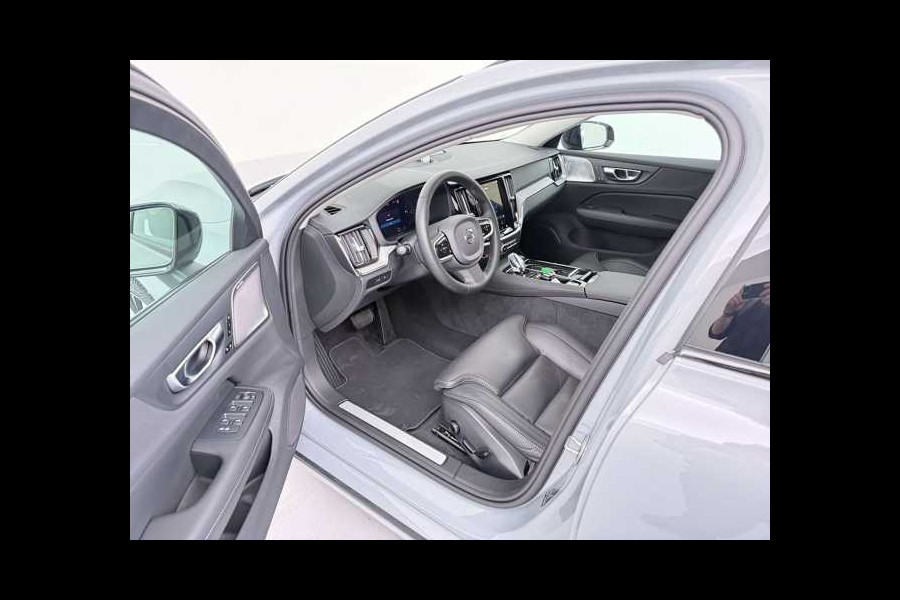Volvo V60 2.0 T8 Plug-in hybrid AWD Ultra Dark ** FULL OPTIONS, PANO, ACC, MASSAGE, B&W ** 1e EIG - UNFALLFREI ** ** INFORMEER OOK NAAR ONZE AANTREKKELIJKE FINANCIAL-LEASE TARIEVEN **
