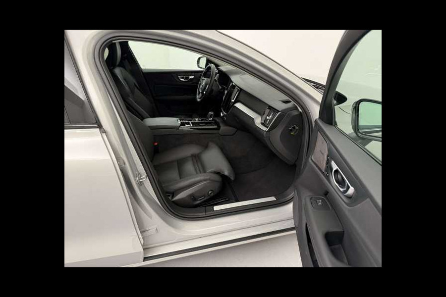 Volvo V60 2.0 T8 Plug-in hybrid AWD Plus Dark ** LEDER, PANO, 360gr, 19-inch LMV, WINTER, MEMORY ** 1e EIG - UNFALLFREI ** ** INFORMEER OOK NAAR ONZE AANTREKKELIJKE FINANCIAL-LEASE TARIEVEN **