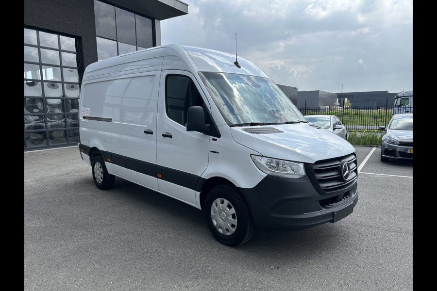 Mercedes-Benz eSprinter 320 L2 H2 Pro 81kWh / Snel laden 115Kw / Trekhaak / MBUX / Navigatie / Camera / Cruise control / Airco / 270 Graden achterdeuren