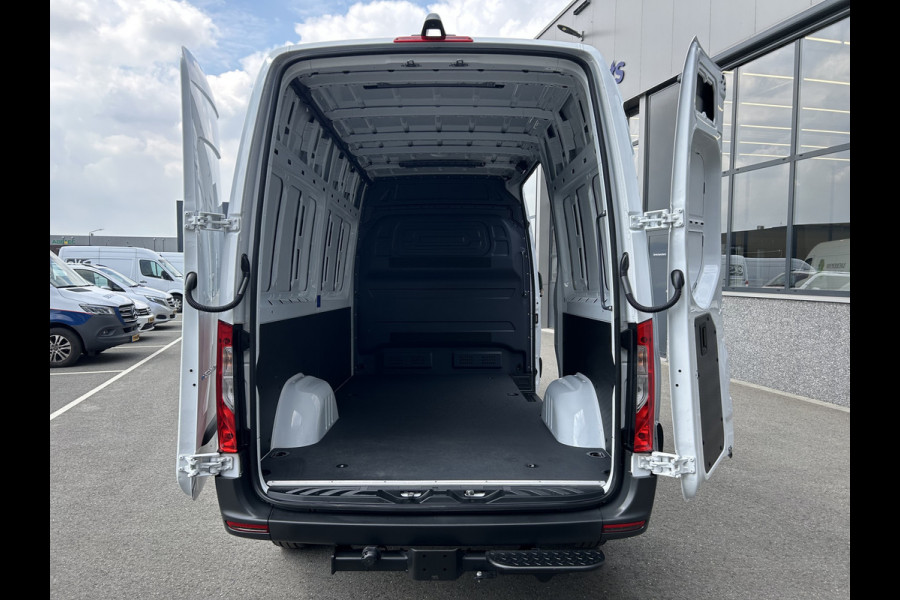 Mercedes-Benz eSprinter 320 L2 H2 Pro 81kWh / Snel laden 115Kw / Trekhaak / MBUX / Navigatie / Camera / Cruise control / Airco / 270 Graden achterdeuren