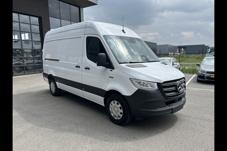 Mercedes-Benz eSprinter 320 L2 H2 Pro 81kWh / Snel laden 115Kw / Trekhaak / MBUX / Navigatie / Camera / Cruise control / Airco / 270 Graden achterdeuren