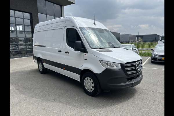 Mercedes-Benz eSprinter 320 L2 H2 Pro 81kWh / Snel laden 115Kw / Trekhaak / MBUX / Navigatie / Camera / Cruise control / Airco / 270 Graden achterdeuren