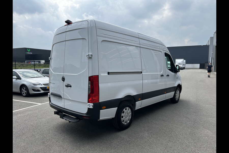 Mercedes-Benz eSprinter 320 L2 H2 Pro 81kWh / Snel laden 115Kw / Trekhaak / MBUX / Navigatie / Camera / Cruise control / Airco / 270 Graden achterdeuren