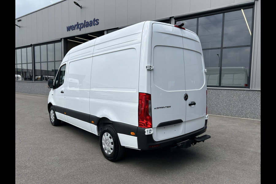 Mercedes-Benz eSprinter 320 L2 H2 Pro 81kWh / Snel laden 115Kw / Trekhaak / MBUX / Navigatie / Camera / Cruise control / Airco / 270 Graden achterdeuren