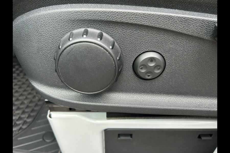 Mercedes-Benz eSprinter 320 L2 H2 Pro 81kWh / Snel laden 115Kw / Trekhaak / MBUX / Navigatie / Camera / Cruise control / Airco / 270 Graden achterdeuren
