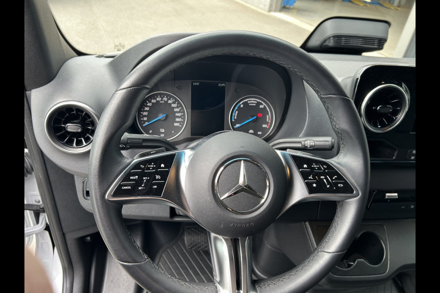Mercedes-Benz eSprinter 320 L2 H2 Pro 81kWh / Snel laden 115Kw / Trekhaak / MBUX / Navigatie / Camera / Cruise control / Airco / 270 Graden achterdeuren