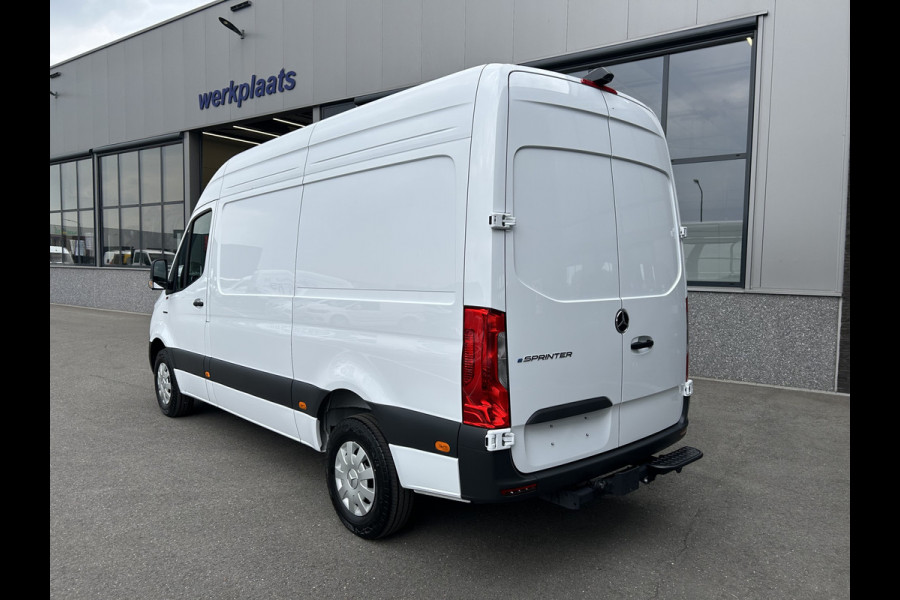 Mercedes-Benz eSprinter 320 L2 H2 Pro 81kWh / Snel laden 115Kw / Trekhaak / MBUX / Navigatie / Camera / Cruise control / Airco / 270 Graden achterdeuren