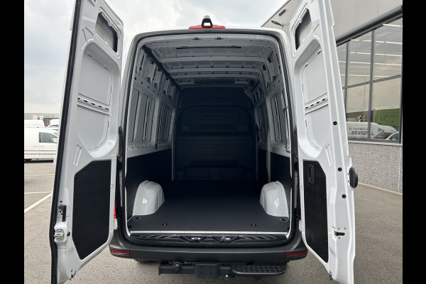 Mercedes-Benz eSprinter 320 L2 H2 Pro 81kWh / Snel laden 115Kw / Trekhaak / MBUX / Navigatie / Camera / Cruise control / Airco / 270 Graden achterdeuren