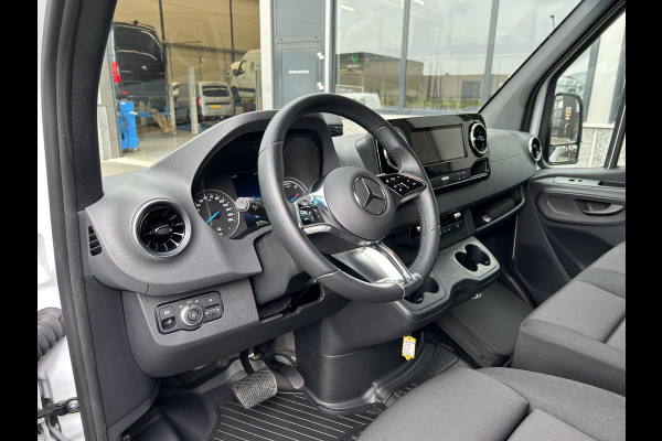 Mercedes-Benz eSprinter 320 L2 H2 Pro 81kWh / Snel laden 115Kw / Trekhaak / MBUX / Navigatie / Camera / Cruise control / Airco / 270 Graden achterdeuren