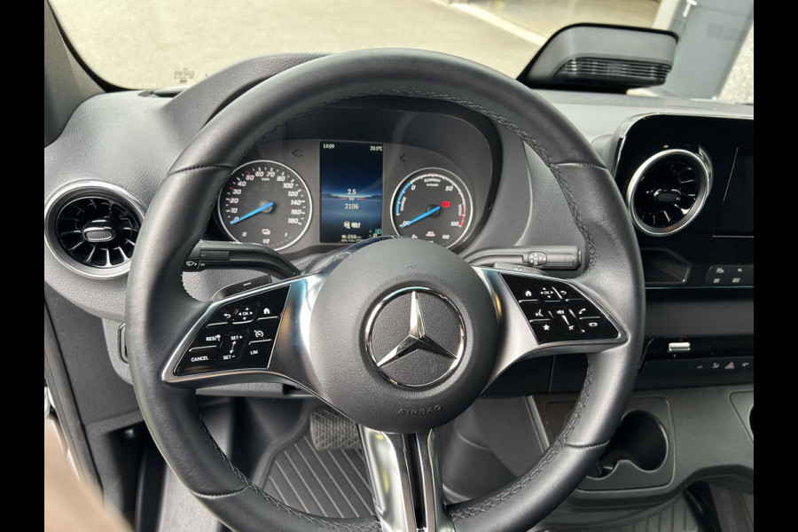 Mercedes-Benz eSprinter 320 L2 H2 Pro 81kWh / Snel laden 115Kw / Trekhaak / MBUX / Navigatie / Camera / Cruise control / Airco / 270 Graden achterdeuren