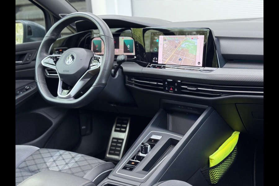 Volkswagen Golf 1.5 eTSI R-Line Pano/H&K/Matrix/Trekhaak