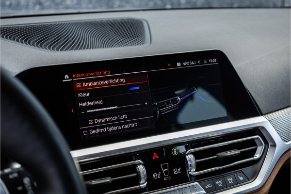 BMW 3 Serie Touring 330e M-sport Adaptief onderstel / 19inch / elec stoelen / Camera / Stoelverwarming