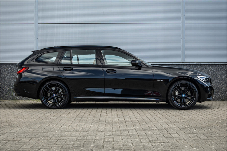 BMW 3 Serie Touring 330e M-sport Adaptief onderstel / 19inch / elec stoelen / Camera / Stoelverwarming