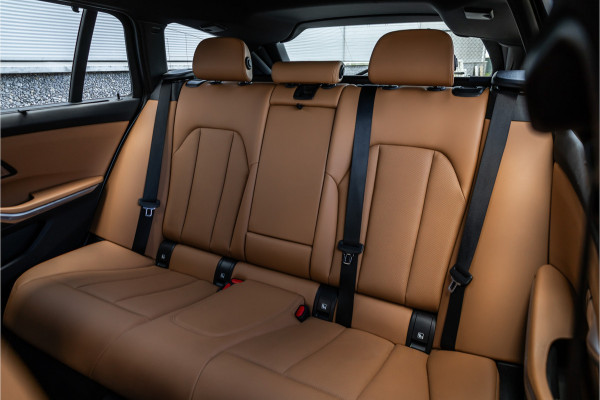 BMW 3 Serie Touring 330e M-sport Adaptief onderstel / 19inch / elec stoelen / Camera / Stoelverwarming