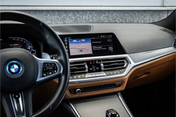 BMW 3 Serie Touring 330e M-sport Adaptief onderstel / 19inch / elec stoelen / Camera / Stoelverwarming