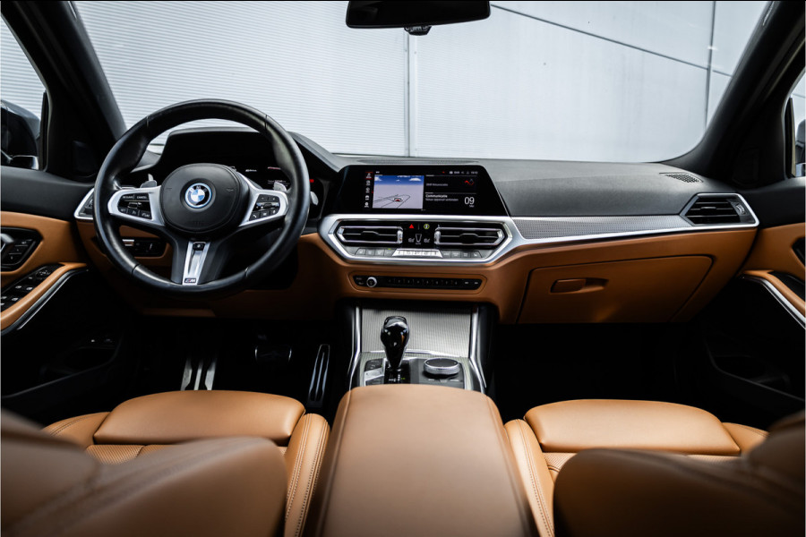 BMW 3 Serie Touring 330e M-sport Adaptief onderstel / 19inch / elec stoelen / Camera / Stoelverwarming
