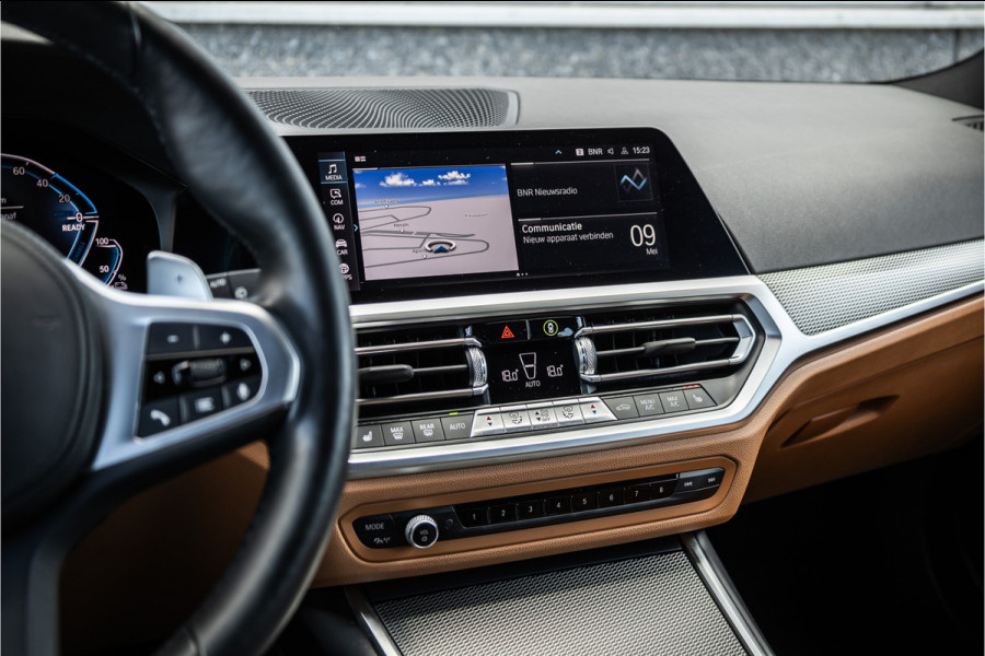 BMW 3 Serie Touring 330e M-sport Adaptief onderstel / 19inch / elec stoelen / Camera / Stoelverwarming