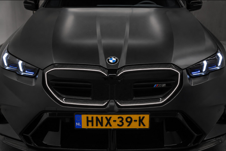 BMW 5 Serie M5 1000+PK BTW/AKRAPOVIC/FULL PPF XPEL/KERAMISCH/CARBON M-PERFORMANCE/EVENTURI/22 & 23” VOSSEN/B&W/PANO/HUD/F.GARANTIE