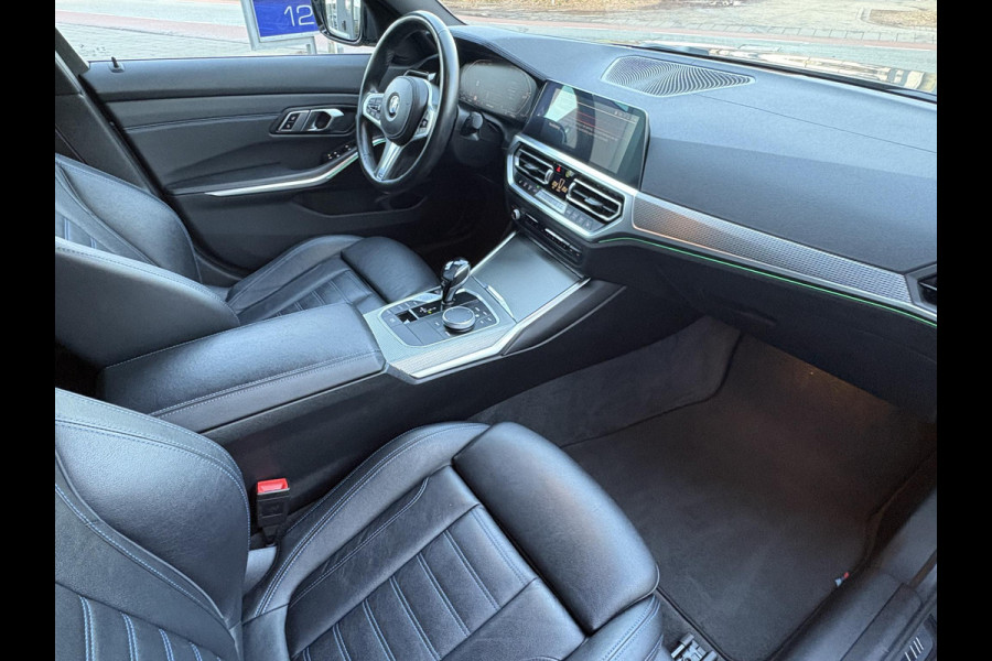 BMW 3 Serie Sedan 320i High Executive M Sport Pakket Automaat / Live Cockpit Professional / Leder / 19 Inch / Head-Up Display / Adaptive Cruise Control / Hifi / Shadow Line / M Sportremsysteem / Achteruitrijcamera