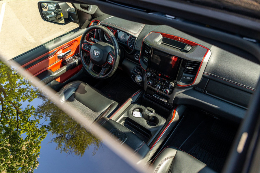 Dodge Ram 1500 5.7 V8 4x4 Crew Cab Rebel Panoramadak I Leder zwart rood I Camera I Nieuwe banden I LPG I Luchtvering I Trekhaak