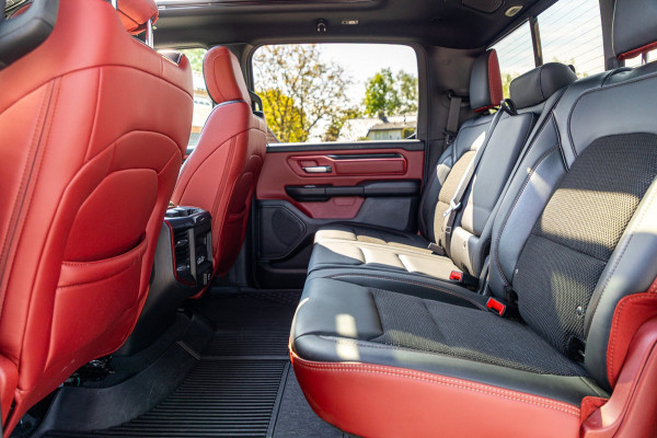 Dodge Ram 1500 5.7 V8 4x4 Crew Cab Rebel Panoramadak I Leder zwart rood I Camera I Nieuwe banden I LPG I Luchtvering I Trekhaak