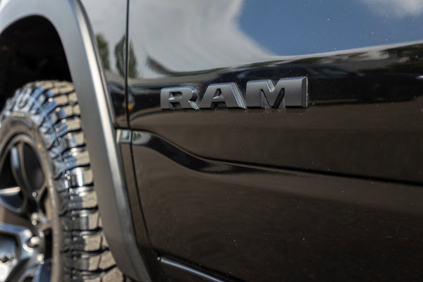 Dodge Ram 1500 5.7 V8 4x4 Crew Cab Rebel Panoramadak I Leder zwart rood I Camera I Nieuwe banden I LPG I Luchtvering I Trekhaak