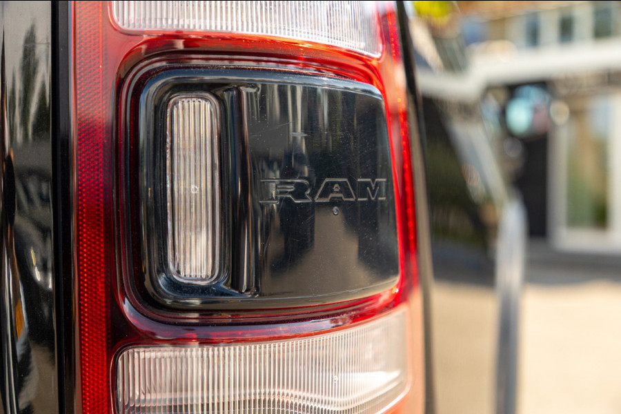 Dodge Ram 1500 5.7 V8 4x4 Crew Cab Rebel Panoramadak I Leder zwart rood I Camera I Nieuwe banden I LPG I Luchtvering I Trekhaak