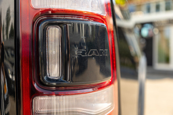 Dodge Ram 1500 5.7 V8 4x4 Crew Cab Rebel Panoramadak I Leder zwart rood I Camera I Nieuwe banden I LPG I Luchtvering I Trekhaak