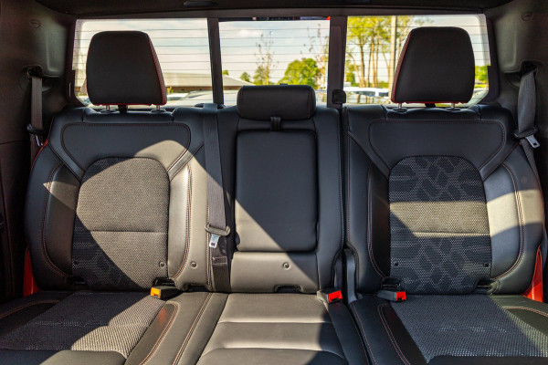 Dodge Ram 1500 5.7 V8 4x4 Crew Cab Rebel Panoramadak I Leder zwart rood I Camera I Nieuwe banden I LPG I Luchtvering I Trekhaak