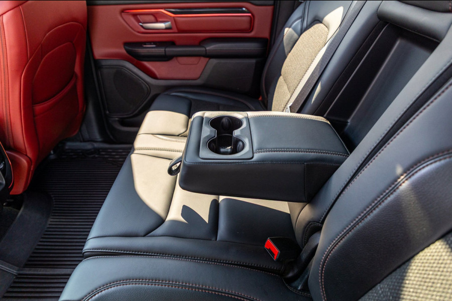 Dodge Ram 1500 5.7 V8 4x4 Crew Cab Rebel Panoramadak I Leder zwart rood I Camera I Nieuwe banden I LPG I Luchtvering I Trekhaak