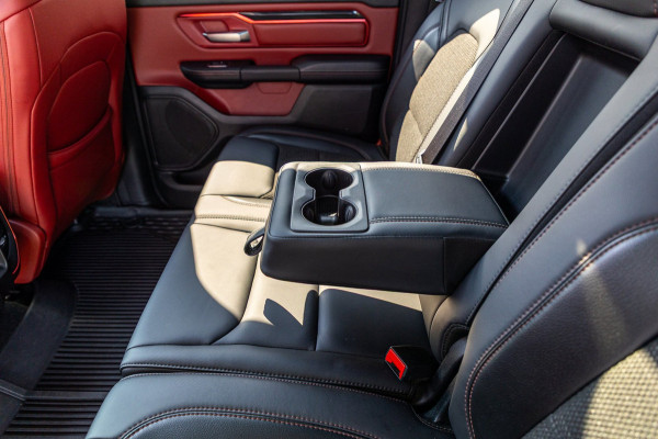 Dodge Ram 1500 5.7 V8 4x4 Crew Cab Rebel Panoramadak I Leder zwart rood I Camera I Nieuwe banden I LPG I Luchtvering I Trekhaak