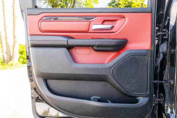 Dodge Ram 1500 5.7 V8 4x4 Crew Cab Rebel Panoramadak I Leder zwart rood I Camera I Nieuwe banden I LPG I Luchtvering I Trekhaak