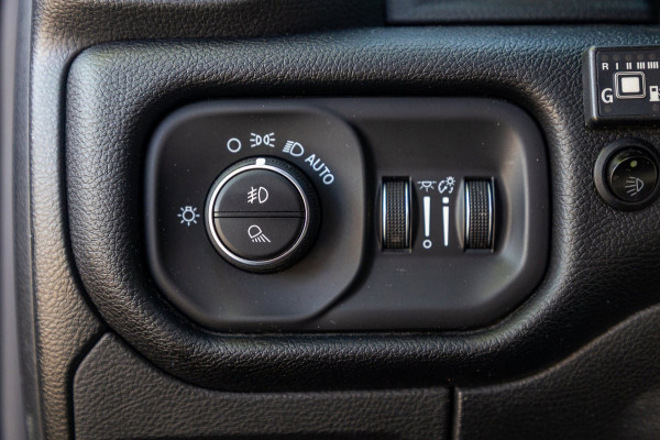 Dodge Ram 1500 5.7 V8 4x4 Crew Cab Rebel Panoramadak I Leder zwart rood I Camera I Nieuwe banden I LPG I Luchtvering I Trekhaak